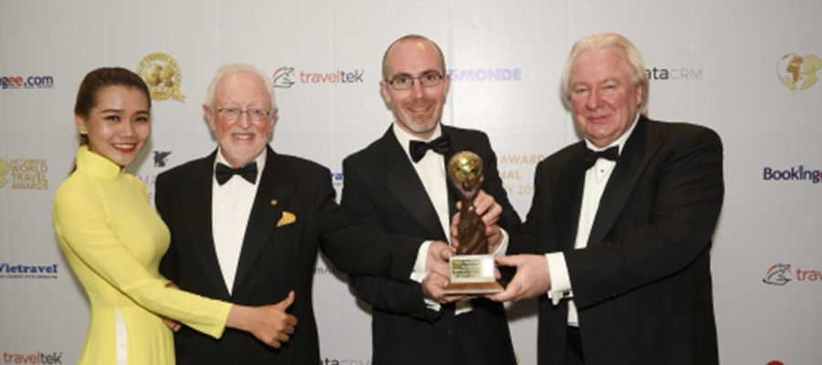 CCD delegates accepting award