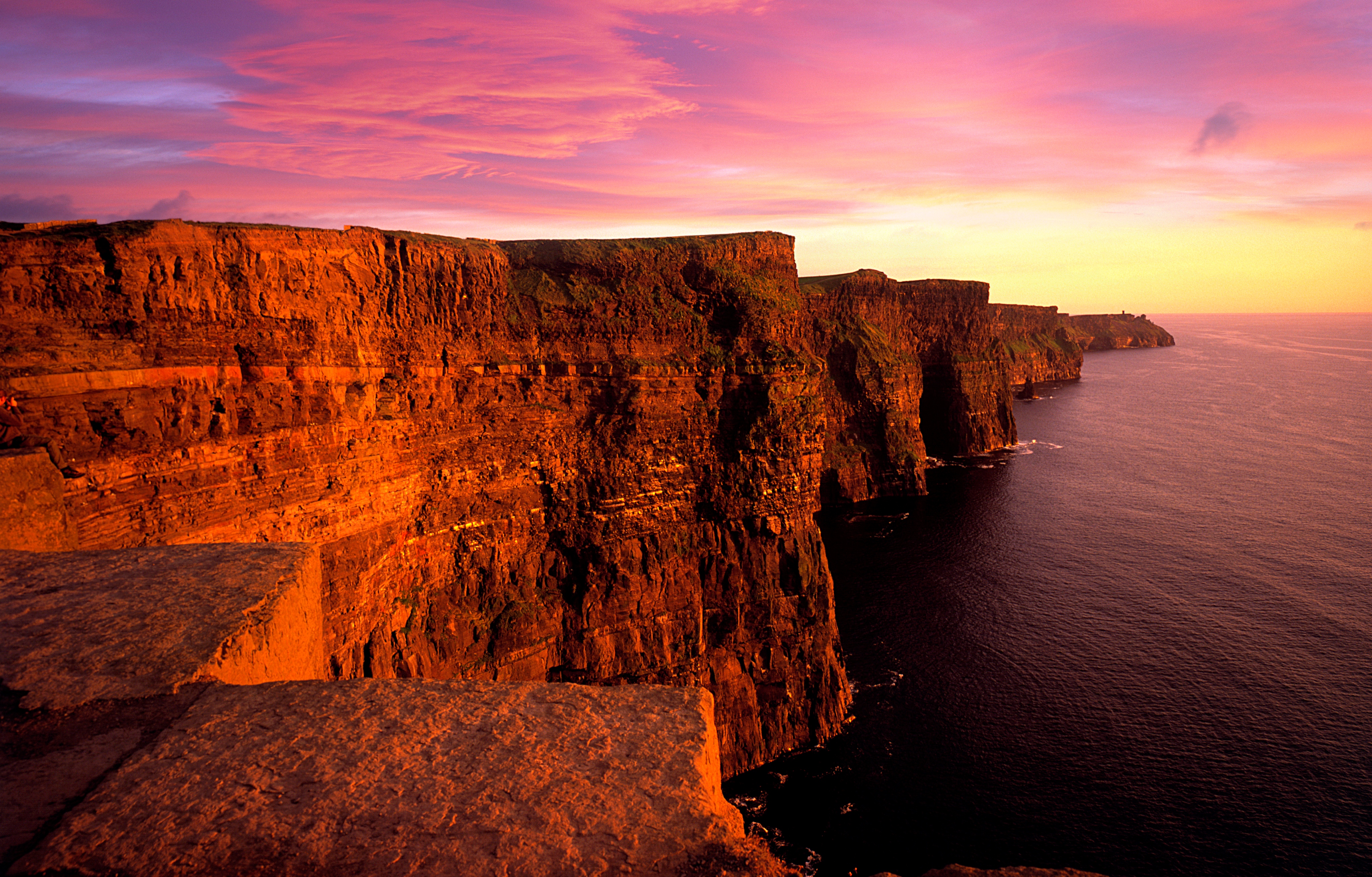 Клиф какого. Скалы мохер, графство Клэр, Ирландия. Cliffs of Moher Ирландия. Утёсы мохер Ирландия. Скалы мохер Ирландия.